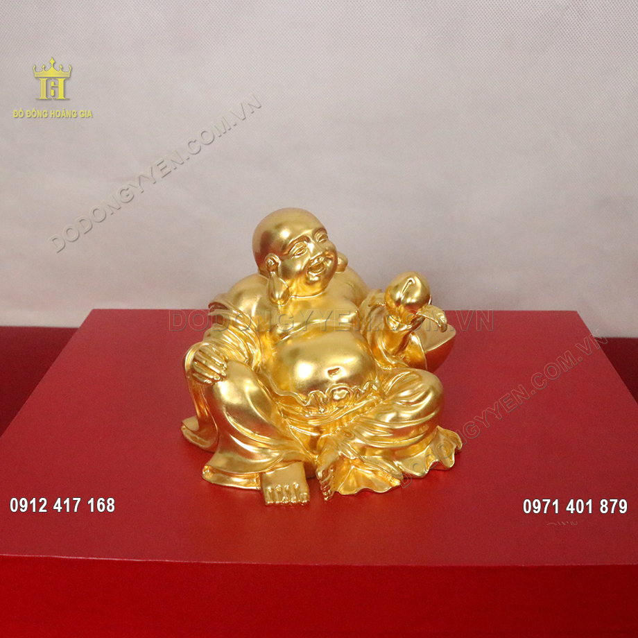 Tay Phật Di Lặc cầm tr&aacute;i đ&agrave;o ti&ecirc;n mang &yacute; nghĩa trường thọ đến cho gia chủ. Bởi vậy l&agrave; vật phẩm cũng được d&ugrave;ng để l&agrave;m qu&agrave; tặng bạn b&egrave;, người th&acirc;n như một lời ch&uacute;c sức khỏe, t&agrave;i lộc